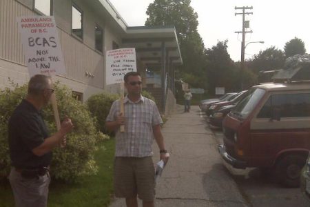 Paramedics picket Castlegar Health Centre