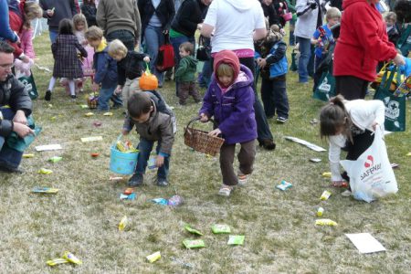 Easter draws eggs-cellent crowds