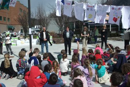 Clothesline event draws hundreds to city square