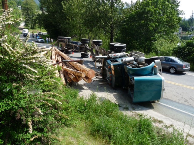 Logging truck accident halts traffic on North Shore, no one injured