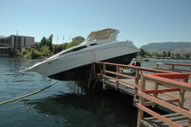 Okanagan Lake boater ends up on local wharf