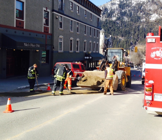 Emergency crews respond to cylinder leak near Hume Hotel