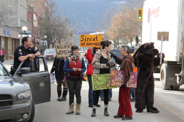 Small, but vocal, numbers turn out for #ShutDownCanada demonstration in Nelson