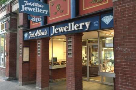 Suspect wanted in Nelson jewelry store smash-and-grab involved in horrific car crash near Hope Slide