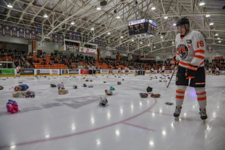 DiMurro, Stevenson Highlight Smoke Eaters 3-2 Victory Over Vees